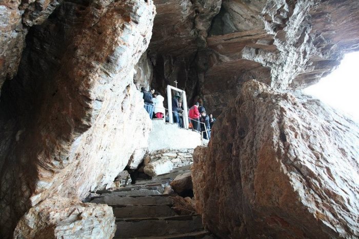 Άγιος Στέφανος: Το εκκλησάκι που για το χτίσιμο του δεν χρειάστηκαν ούτε πάτωμα αλλά ούτε και ταβάνι! Άγιος Στέφανος: Το εκκλησάκι που για το χτίσιμο του δεν χρειάστηκαν ούτε πάτωμα αλλά ούτε και ταβάνι!