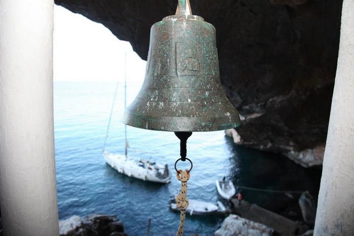 Άγιος Στέφανος: Το εκκλησάκι που για το χτίσιμο του δεν χρειάστηκαν ούτε πάτωμα αλλά ούτε και ταβάνι! Άγιος Στέφανος: Το εκκλησάκι που για το χτίσιμο του δεν χρειάστηκαν ούτε πάτωμα αλλά ούτε και ταβάνι!