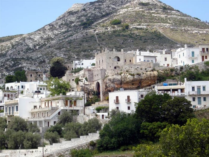 Tο "παράξενο χωριουδάκι" της Ελλάδας: Παντού μάρμαρο και οι κάτοικοι του μιλούν Κρητικά.. Αλλά δεν βρίσκεται στην Κρήτη! 