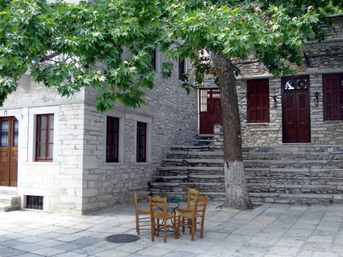 Tο "παράξενο χωριουδάκι" της Ελλάδας: Παντού μάρμαρο και οι κάτοικοι του μιλούν Κρητικά.. Αλλά δεν βρίσκεται στην Κρήτη! 