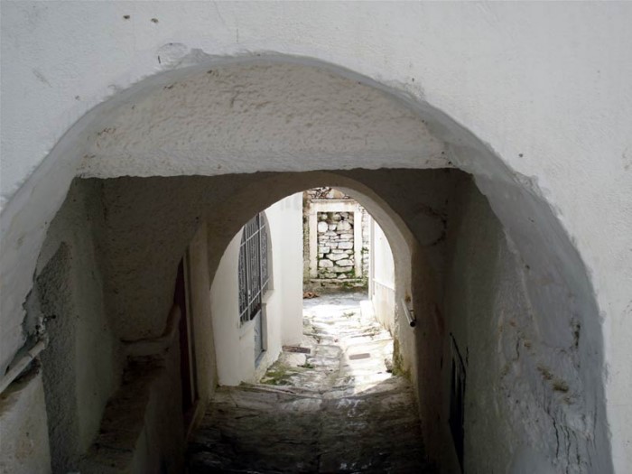 Tο "παράξενο χωριουδάκι" της Ελλάδας: Παντού μάρμαρο και οι κάτοικοι του μιλούν Κρητικά.. Αλλά δεν βρίσκεται στην Κρήτη! 