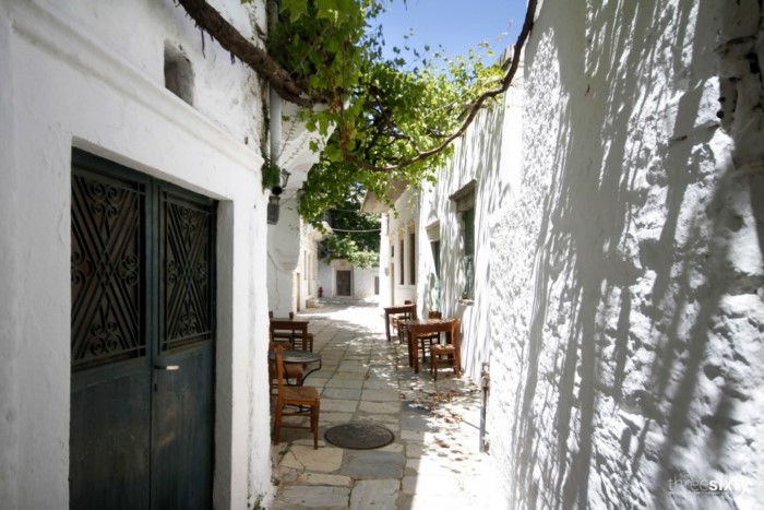 Tο "παράξενο χωριουδάκι" της Ελλάδας: Παντού μάρμαρο και οι κάτοικοι του μιλούν Κρητικά.. Αλλά δεν βρίσκεται στην Κρήτη! 