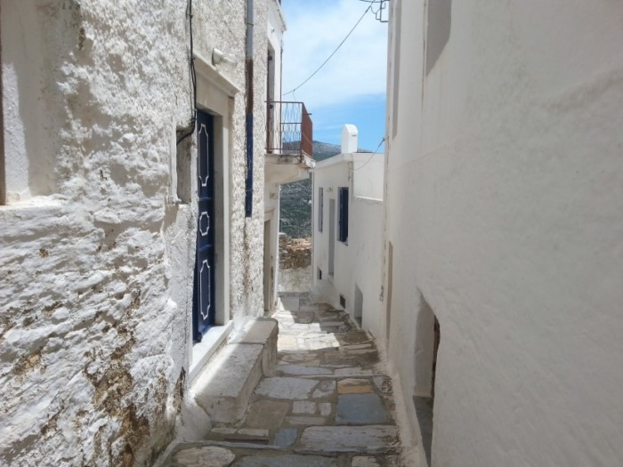 Tο "παράξενο χωριουδάκι" της Ελλάδας: Παντού μάρμαρο και οι κάτοικοι του μιλούν Κρητικά.. Αλλά δεν βρίσκεται στην Κρήτη! 