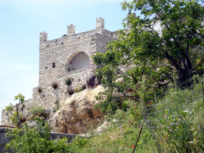 Tο "παράξενο χωριουδάκι" της Ελλάδας: Παντού μάρμαρο και οι κάτοικοι του μιλούν Κρητικά.. Αλλά δεν βρίσκεται στην Κρήτη! 