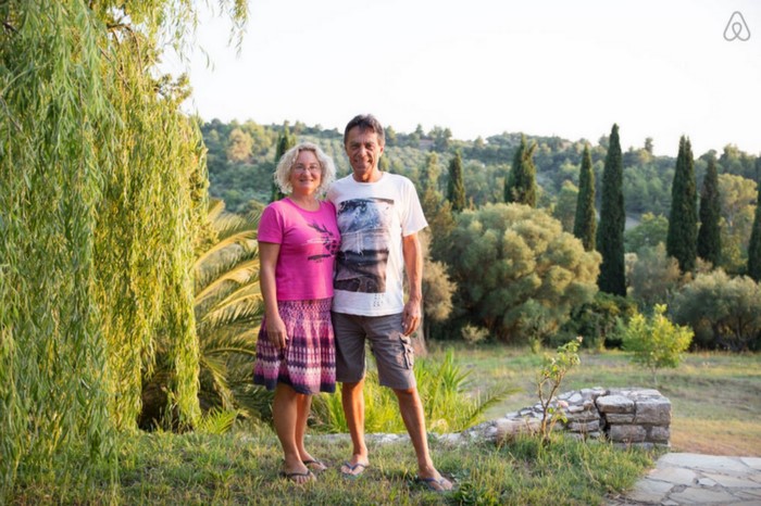 Το ζευγάρι που έφτιαξε στην Αμαλιάδα το ωραιότερο δεντρόσπιτο στην Ελλάδα