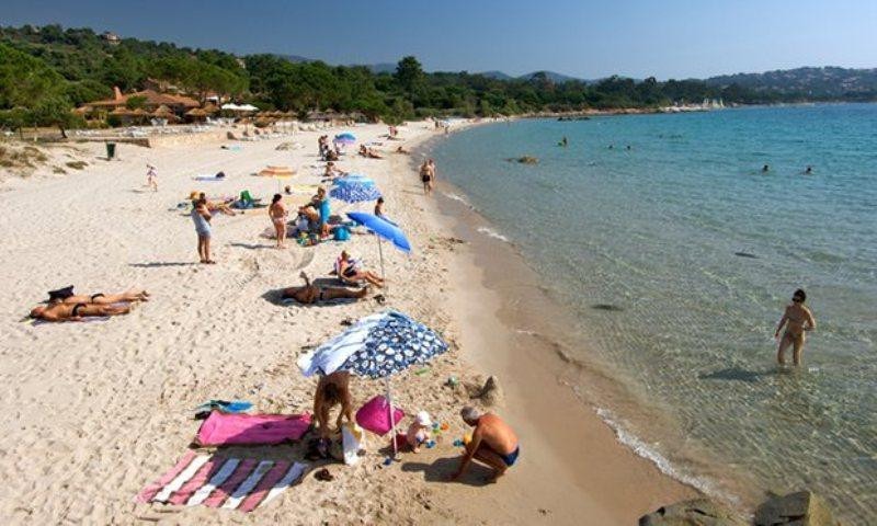 pio-omorfi-paralia-stin-ellada-oikogeneiakes-diakopes-vrisketai-stin-ellada