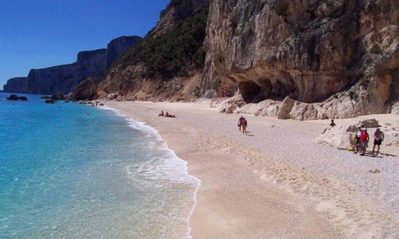 pio-omorfi-paralia-stin-ellada-oikogeneiakes-diakopes-vrisketai-stin-ellada