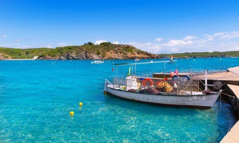 pio-omorfi-paralia-stin-ellada-oikogeneiakes-diakopes-vrisketai-stin-ellada