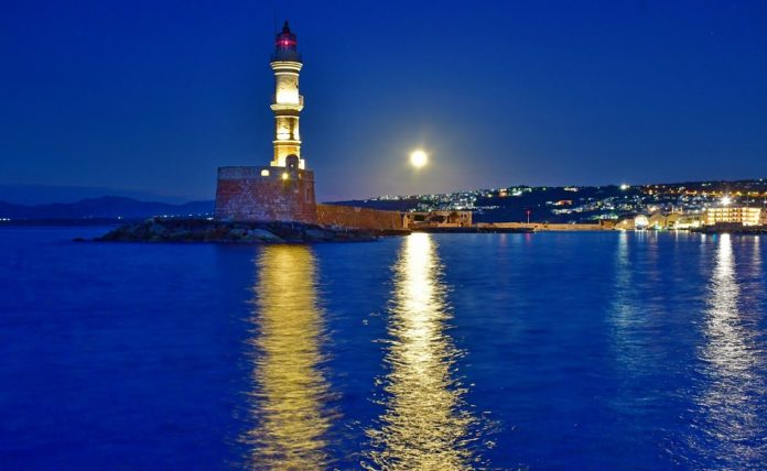 Εντυπωσιακή η πρώτη φετινή Υπερπανσέληνος από το Ενετικό Λιμάνι των Χανίων | Photos