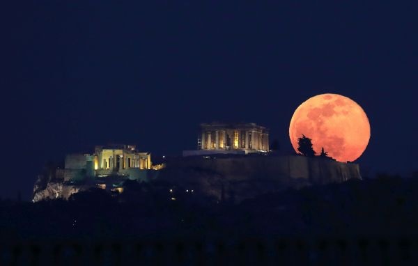 Μαγευτικές εικόνες από την υπερπανσέληνο στην Ελλάδα (φωτο)