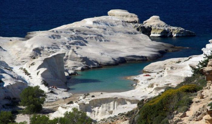 Το υπέροχο Ελληνικό νησί που δημιουργήθηκε από ένα ηφαίστειο. Σπάνιας ομορφιάς με ασυνήθιστα και εντυπωσιακά τοπία