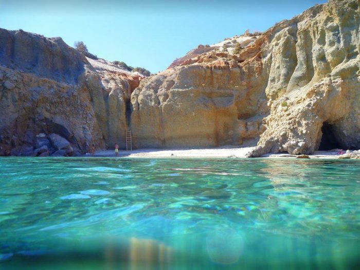 Το υπέροχο Ελληνικό νησί που δημιουργήθηκε από ένα ηφαίστειο. Σπάνιας ομορφιάς με ασυνήθιστα και εντυπωσιακά τοπία