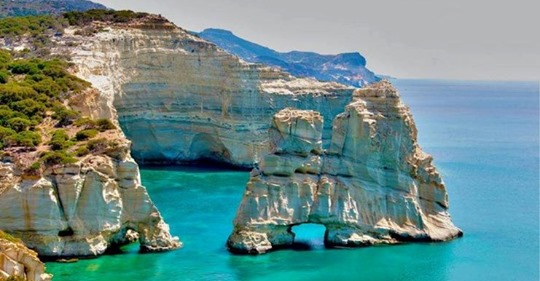 Μήλος: Το υπέροχο Ελληνικό νησί που δημιουργήθηκε από ένα ηφαίστειο. Σπάνια ομορφιά με εντυπωσιακά τοπία