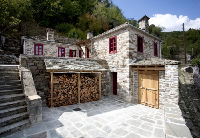 Ο Έλληνας αρχιτέκτονας που δίνει νέα ζωή σε παλιά αγροτικά και κτηνοτροφικά κτίσματα Ο Έλληνας αρχιτέκτονας που δίνει νέα ζωή σε παλιά αγροτικά και κτηνοτροφικά κτίσματα