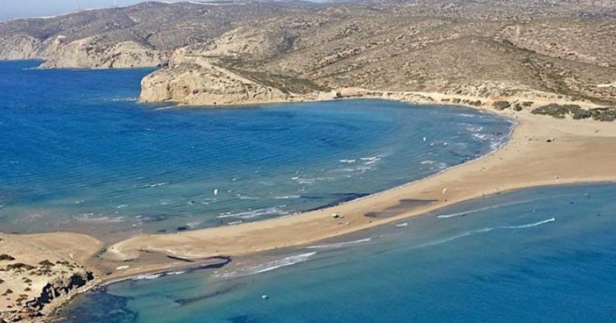 Πρασονήσι: Το ελληνικό νησάκι του σερφ, που το καλοκαίρι ενώνεται με την στεριά με μια χρυσή λωρίδα άμμου