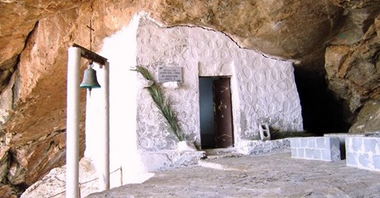 Άγιος Στέφανος: Το εκκλησάκι που για το χτίσιμο του δεν χρειάστηκαν ούτε πάτωμα αλλά ούτε και ταβάνι!