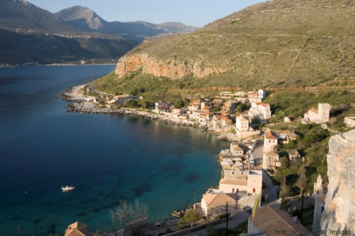 Λακωνική Μάνη: Μια γη φτιαγμένη από πέτρα, φως και ιστορίες με κουρσάρους Λακωνική Μάνη: Μια γη φτιαγμένη από πέτρα, φως και ιστορίες με κουρσάρους