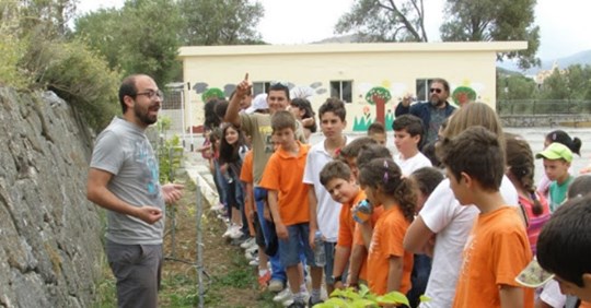 ‘Αγγελος Πατσιάς: Ο νεαρός δάσκαλος που έφτιαξε ένα αλλιώτικο δημοτικό σχολείο στο Ρέθυμνο