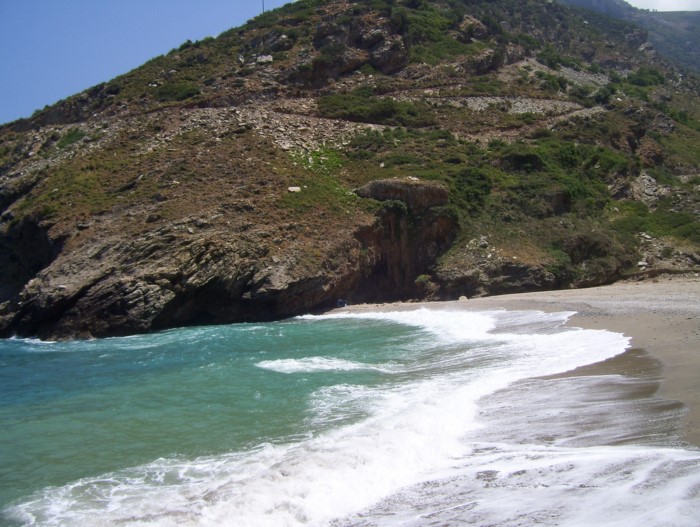 Η άγνωστη μαγική παραλία της Εύβοιας με το φαράγγι, τη λιμνούλα και τους.. σταλακτίτες! Η άγνωστη μαγική παραλία της Εύβοιας με το φαράγγι, τη λιμνούλα και τους.. σταλακτίτες!