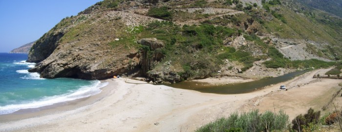 Η άγνωστη μαγική παραλία της Εύβοιας με το φαράγγι, τη λιμνούλα και τους.. σταλακτίτες! Η άγνωστη μαγική παραλία της Εύβοιας με το φαράγγι, τη λιμνούλα και τους.. σταλακτίτες!