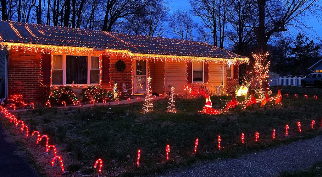 Κάποιοι στολίζουν χριστουγεννιάτικα για να μοιράσουν θετική ενέργεια και να εμψυχώσουν τους γείτονες