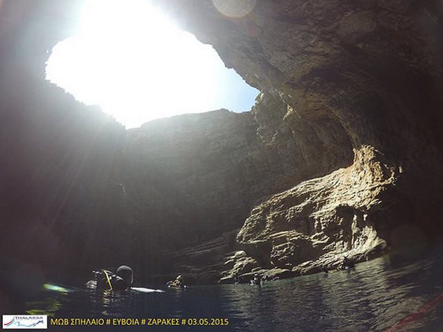 Ένας κρυμμένος θησαυρός στην Εύβοια. Μαγευτικές εικόνες από το "Μοβ Σπήλαιο" στους Ζάρακες Ένας κρυμμένος θησαυρός στην Εύβοια. Μαγευτικές εικόνες από το "Μοβ Σπήλαιο" στους Ζάρακες