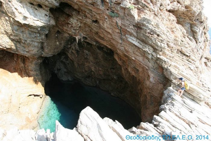 Ένας κρυμμένος θησαυρός στην Εύβοια. Μαγευτικές εικόνες από το "Μοβ Σπήλαιο" στους Ζάρακες Ένας κρυμμένος θησαυρός στην Εύβοια. Μαγευτικές εικόνες από το "Μοβ Σπήλαιο" στους Ζάρακες