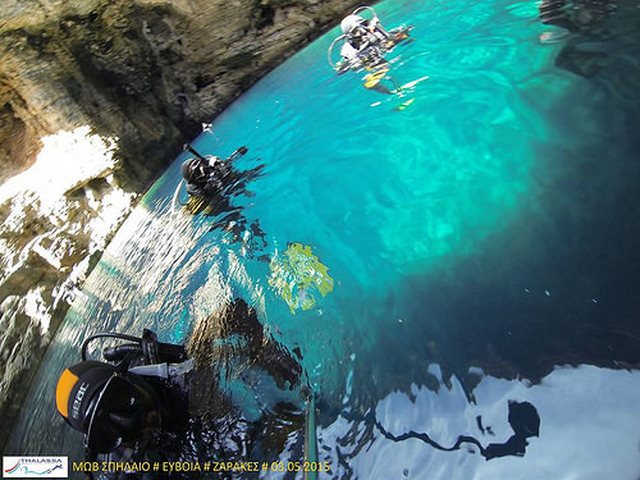 Ένας κρυμμένος θησαυρός στην Εύβοια. Μαγευτικές εικόνες από το "Μοβ Σπήλαιο" στους Ζάρακες Ένας κρυμμένος θησαυρός στην Εύβοια. Μαγευτικές εικόνες από το "Μοβ Σπήλαιο" στους Ζάρακες