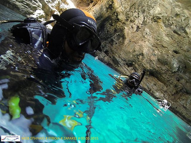 Ένας κρυμμένος θησαυρός στην Εύβοια. Μαγευτικές εικόνες από το "Μοβ Σπήλαιο" στους Ζάρακες Ένας κρυμμένος θησαυρός στην Εύβοια. Μαγευτικές εικόνες από το "Μοβ Σπήλαιο" στους Ζάρακες