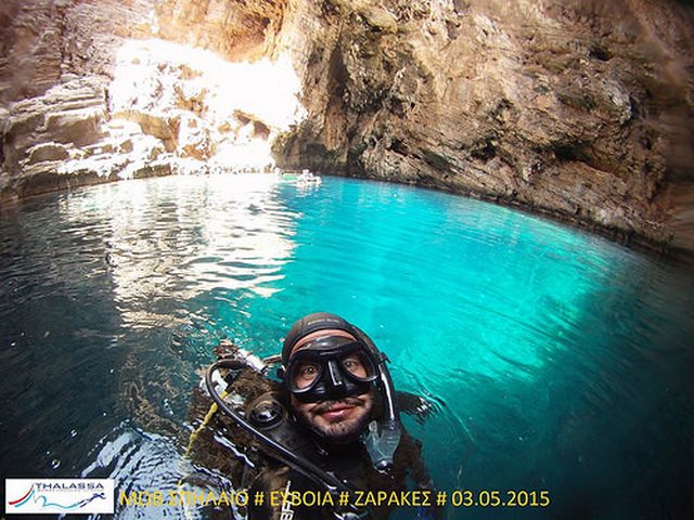 Ένας κρυμμένος θησαυρός στην Εύβοια. Μαγευτικές εικόνες από το "Μοβ Σπήλαιο" στους Ζάρακες Ένας κρυμμένος θησαυρός στην Εύβοια. Μαγευτικές εικόνες από το "Μοβ Σπήλαιο" στους Ζάρακες