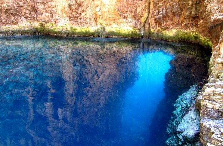 Ένας κρυμμένος θησαυρός στην Εύβοια. Μαγευτικές εικόνες από το "Μοβ Σπήλαιο" στους Ζάρακες Ένας κρυμμένος θησαυρός στην Εύβοια. Μαγευτικές εικόνες από το "Μοβ Σπήλαιο" στους Ζάρακες