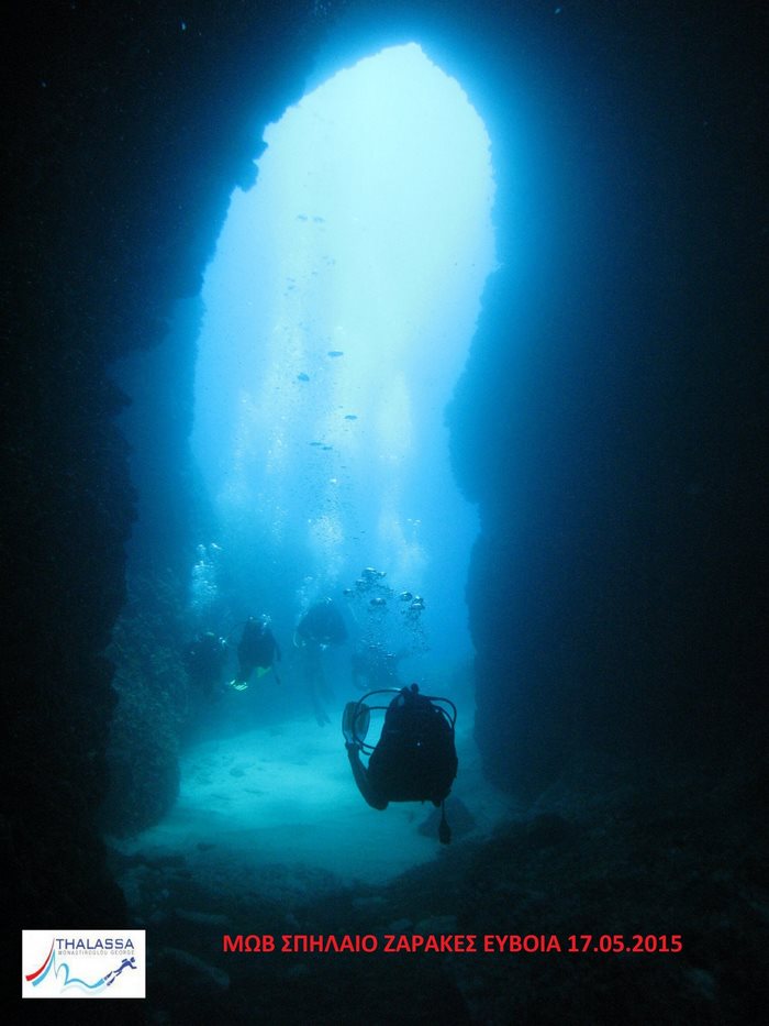 Ένας κρυμμένος θησαυρός στην Εύβοια. Μαγευτικές εικόνες από το "Μοβ Σπήλαιο" στους Ζάρακες Ένας κρυμμένος θησαυρός στην Εύβοια. Μαγευτικές εικόνες από το "Μοβ Σπήλαιο" στους Ζάρακες