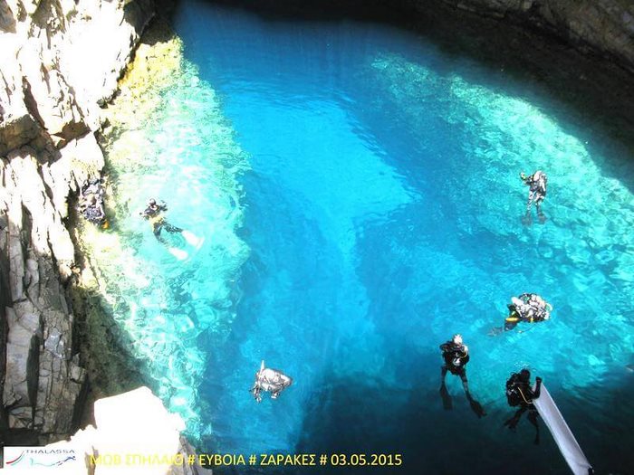 Ένας κρυμμένος θησαυρός στην Εύβοια. Μαγευτικές εικόνες από το "Μοβ Σπήλαιο" στους Ζάρακες Ένας κρυμμένος θησαυρός στην Εύβοια. Μαγευτικές εικόνες από το "Μοβ Σπήλαιο" στους Ζάρακες
