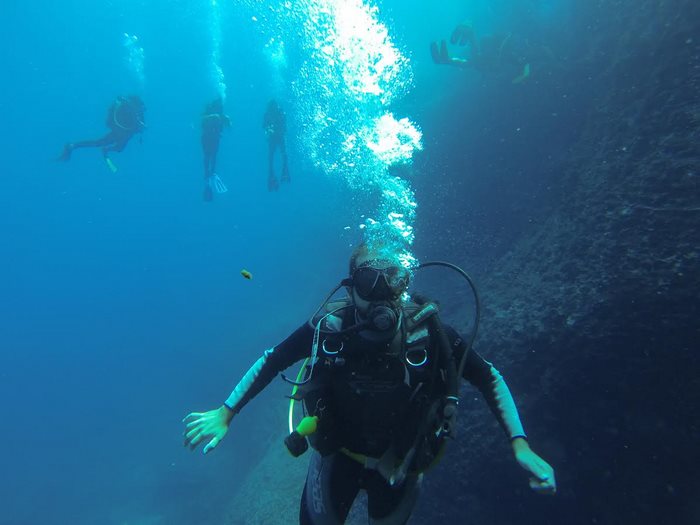 Ένας κρυμμένος θησαυρός στην Εύβοια. Μαγευτικές εικόνες από το "Μοβ Σπήλαιο" στους Ζάρακες Ένας κρυμμένος θησαυρός στην Εύβοια. Μαγευτικές εικόνες από το "Μοβ Σπήλαιο" στους Ζάρακες