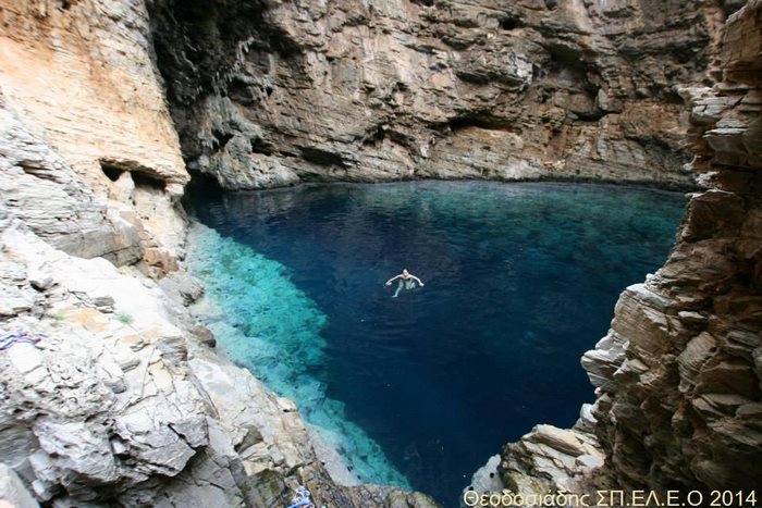Ένας κρυμμένος θησαυρός στην Εύβοια. Μαγευτικές εικόνες από το "Μοβ Σπήλαιο" στους Ζάρακες Ένας κρυμμένος θησαυρός στην Εύβοια. Μαγευτικές εικόνες από το "Μοβ Σπήλαιο" στους Ζάρακες