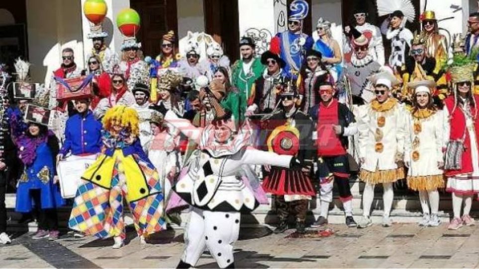 Κορωνοϊός: Ξεκίνησαν εορταστική πορεία, παρά τις απαγορεύσεις, οι καρναβαλιστές στην Πάτρα