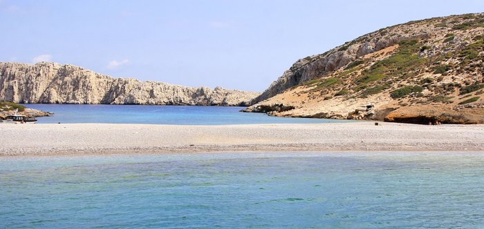 Ποιο Ελληνικό νησί λέγεται και «Πεταλούδα του Αιγαίου»; Αγνό, γαλήνιο, με μυστικούς «θησαυρούς» και ονειρικές παραλίες!