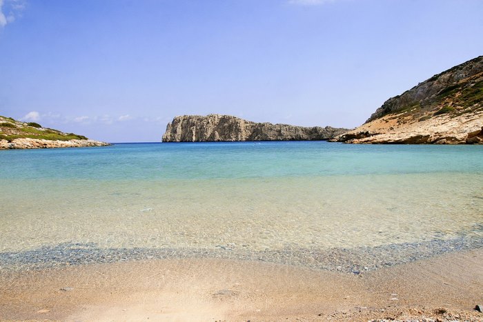 Ποιο Ελληνικό νησί λέγεται και «Πεταλούδα του Αιγαίου»; Αγνό, γαλήνιο, με μυστικούς «θησαυρούς» και ονειρικές παραλίες!