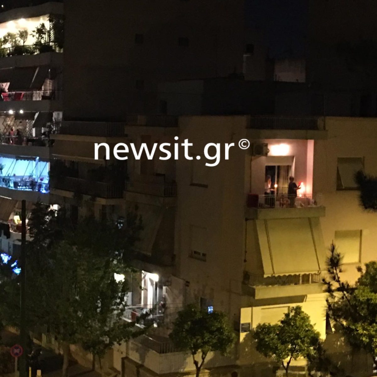 Ανάσταση στα μπαλκόνια – Συγκινητικές στιγμές στις γειτονιές της Αθήνας (βίντεο)