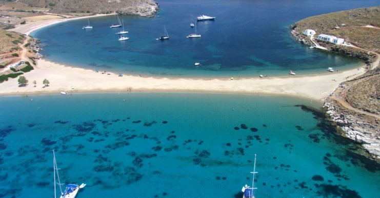Κολώνα: Η πιο παράξενη παραλία της Ελλάδας βρίσκεται σε ένα νησάκι 2,5 ώρες από την Αθήνα