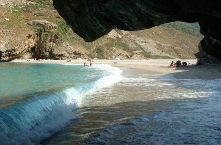 Η άγνωστη μαγική παραλία της Εύβοιας με το φαράγγι, τη λιμνούλα και τους.. σταλακτίτες! Η άγνωστη μαγική παραλία της Εύβοιας με το φαράγγι, τη λιμνούλα και τους.. σταλακτίτες!