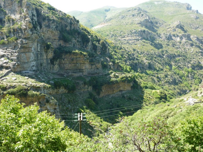 Η άγνωστη μαγική παραλία της Εύβοιας με το φαράγγι, τη λιμνούλα και τους.. σταλακτίτες! Η άγνωστη μαγική παραλία της Εύβοιας με το φαράγγι, τη λιμνούλα και τους.. σταλακτίτες!