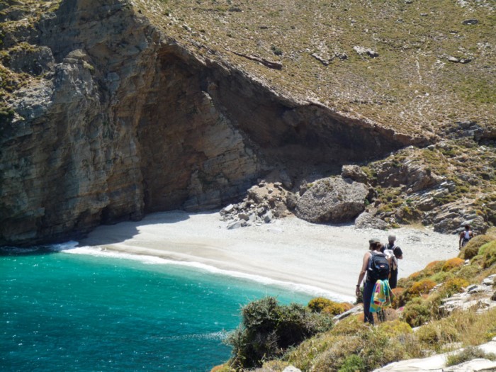 Η άγνωστη μαγική παραλία της Εύβοιας με το φαράγγι, τη λιμνούλα και τους.. σταλακτίτες! Η άγνωστη μαγική παραλία της Εύβοιας με το φαράγγι, τη λιμνούλα και τους.. σταλακτίτες!