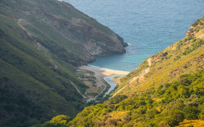Η άγνωστη μαγική παραλία της Εύβοιας με το φαράγγι, τη λιμνούλα και τους.. σταλακτίτες!