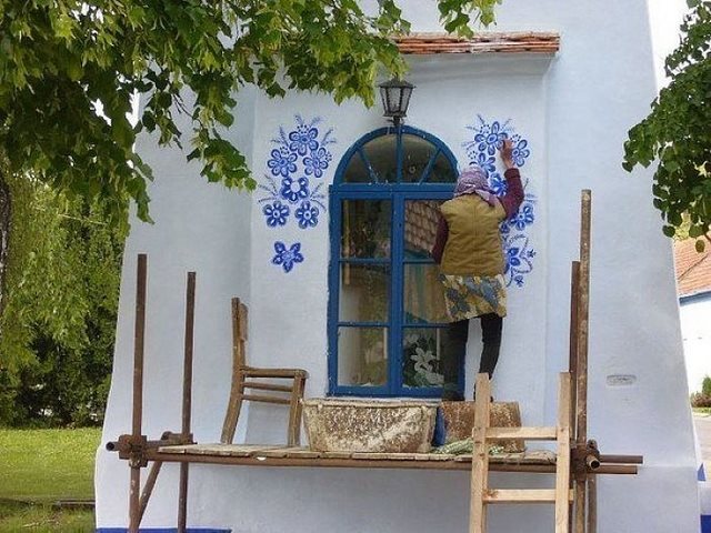 Αυτή η 87χρονη γιαγιά ζωγραφίζει σπίτια. Και είναι απίστευτα καλή σε αυτό που κάνει! 