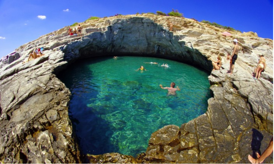 Σε ποιο ελληνικό νησί βρίσκεται η μαγευτική παραλία που είναι γνωστή ως το «Δάκρυ της Αφροδίτης»