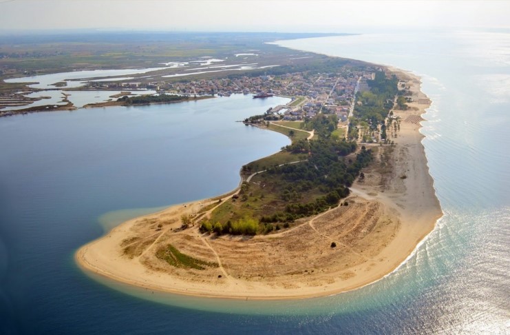 Το ωραιότερο ψαροχώρι της Ελλάδας βρίσκεται σε μια χερσόνησο που μπαίνει ένα χιλιόμετρο μέσα στη θάλασσα Το ωραιότερο ψαροχώρι της Ελλάδας βρίσκεται σε μια χερσόνησο που μπαίνει ένα χιλιόμετρο μέσα στη θάλασσα