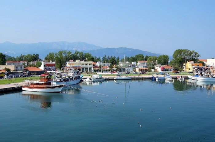 Το ωραιότερο ψαροχώρι της Ελλάδας βρίσκεται σε μια χερσόνησο που μπαίνει ένα χιλιόμετρο μέσα στη θάλασσα