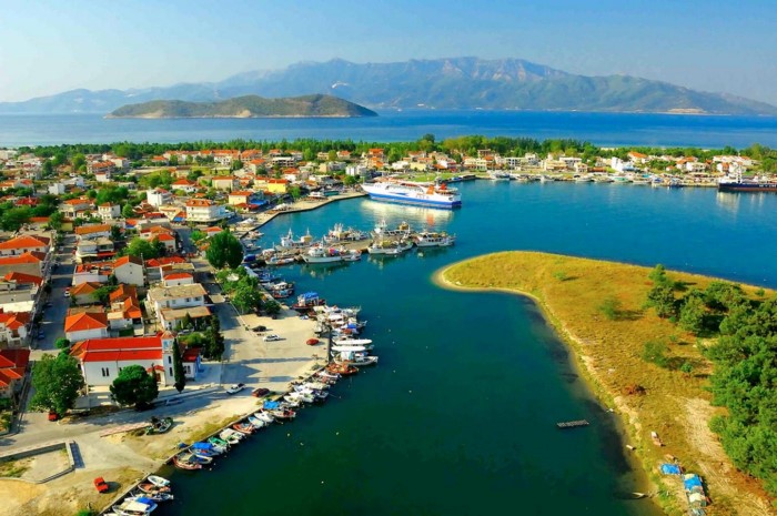 Το ωραιότερο ψαροχώρι της Ελλάδας βρίσκεται σε μια χερσόνησο που μπαίνει ένα χιλιόμετρο μέσα στη θάλασσα
