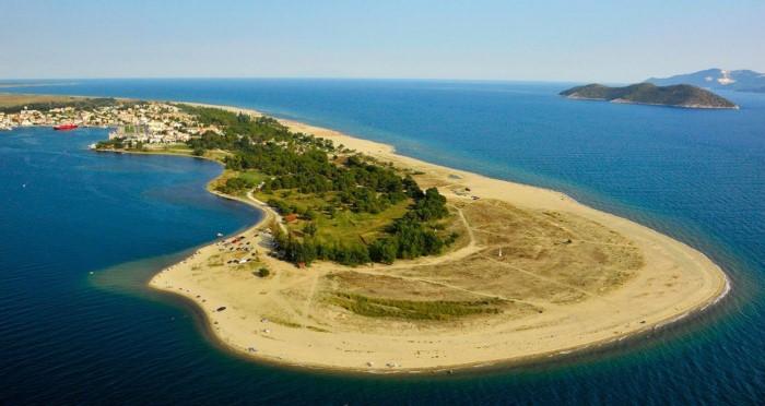 Το ωραιότερο ψαροχώρι της Ελλάδας βρίσκεται σε μια χερσόνησο που μπαίνει ένα χιλιόμετρο μέσα στη θάλασσα Το ωραιότερο ψαροχώρι της Ελλάδας βρίσκεται σε μια χερσόνησο που μπαίνει ένα χιλιόμετρο μέσα στη θάλασσα